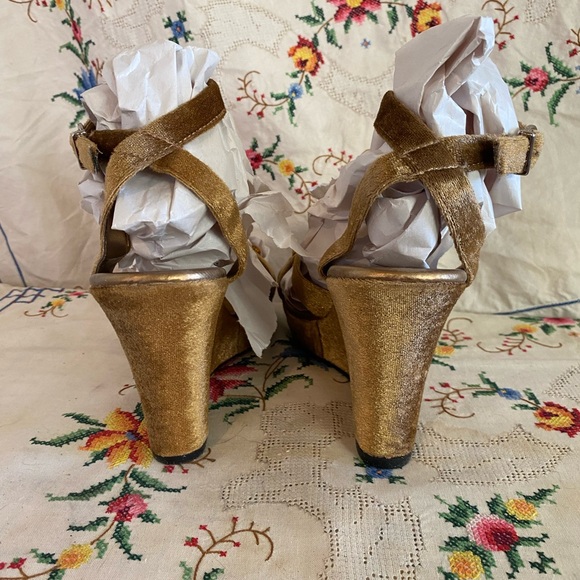 SOLD!! VINTAGE Y2K FIONI COPPER GOLD GEMSTONE VELVET STRAPPY WEDGES - Picture 3 of 7